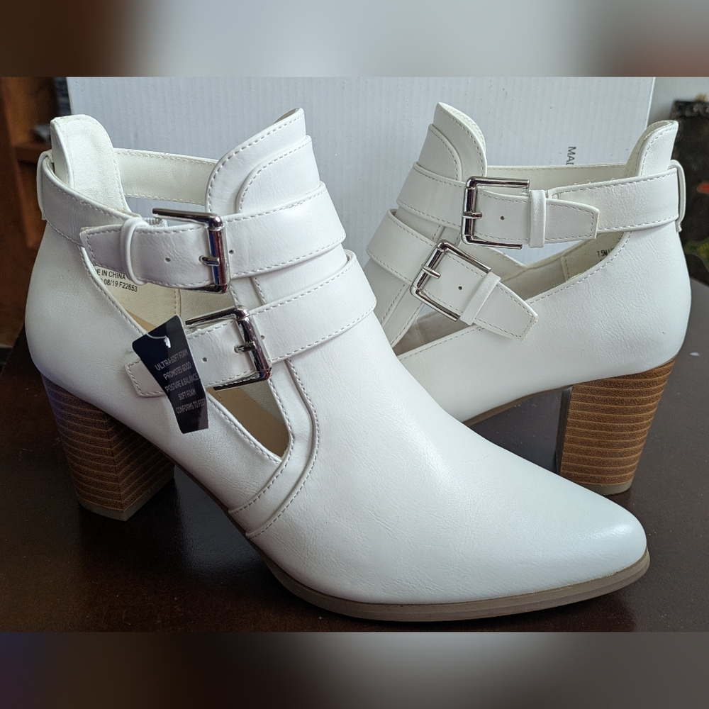 NWT Liz Claiborne White Heeled Ankle Boots with Double Buckles. Size 7.5 - Picture 2 of 11